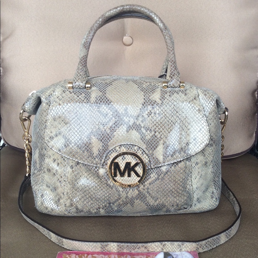 🔴SOLD🔴Authentic Michael KORS 2 way snakeskin em